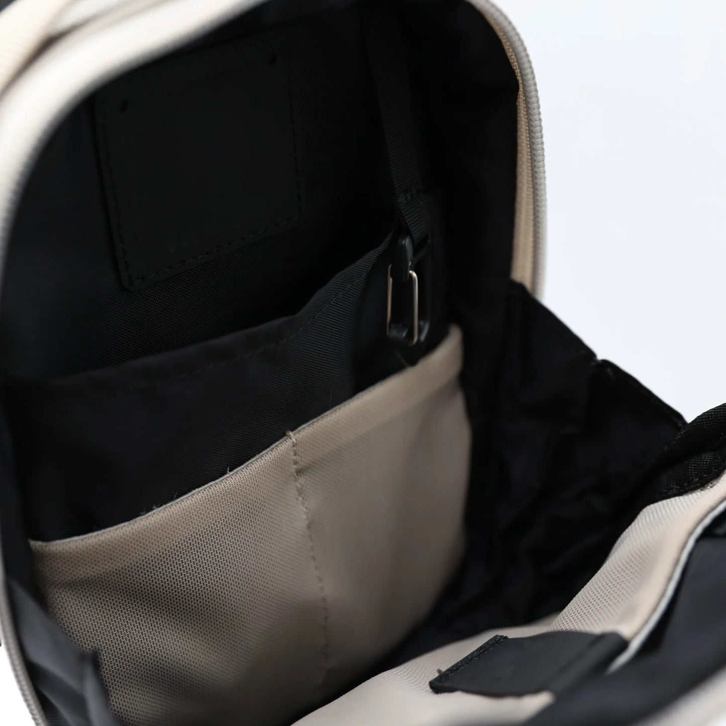 Magnetic fitness bag