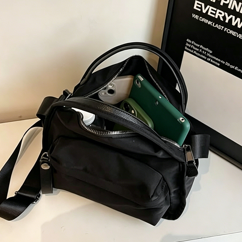 👜 Lightweight Nylon Crossbody Bag
