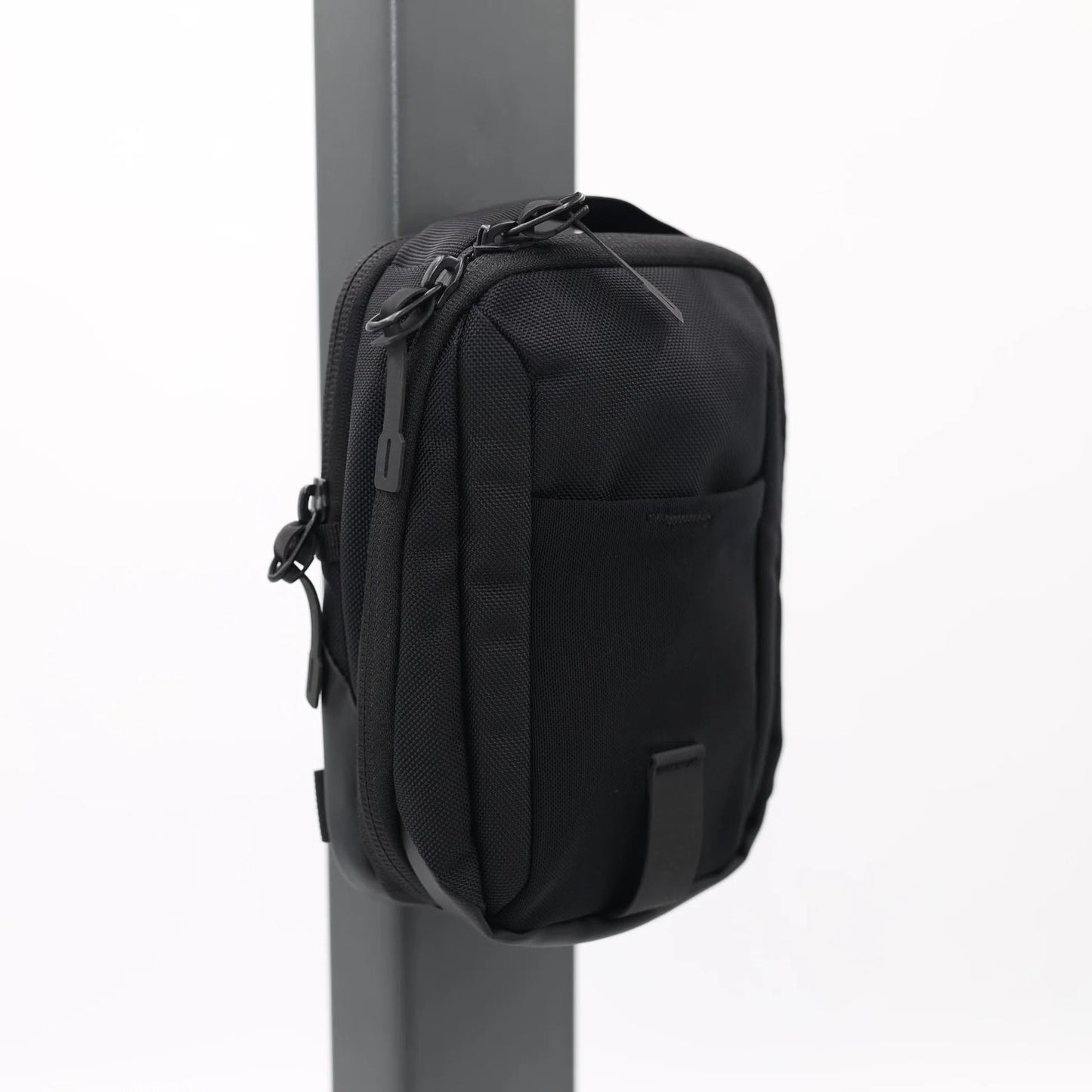 Magnetic fitness bag